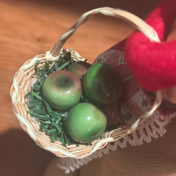 EUC Vintage BYERS' 1995 Woman Shopper with Goose, Gingerbread, Apples & Bread - Picture 8 of 10